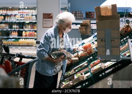 (200729) -- BRUXELLES, 29 luglio 2020 (Xinhua) -- un cliente che indossa un negozio di maschere facciali presso un supermercato a Bruxelles, Belgio, 29 luglio 2020. Il primo ministro belga Sophie Wilmes ha annunciato lunedì nuove misure anti-COVID-19 adottate dal Consiglio di sicurezza nazionale (NSC) per evitare la reintroduzione di un blocco generale nel paese. A partire da luglio 29 e per un minimo di quattro settimane, il numero di persone in una bolla di contatto sociale che attualmente si attesta a 15 sarà ridotto a cinque per ogni famiglia. I bambini sotto i 12 anni non sono inclusi. (Xinhua/Zhang Cheng) Foto Stock