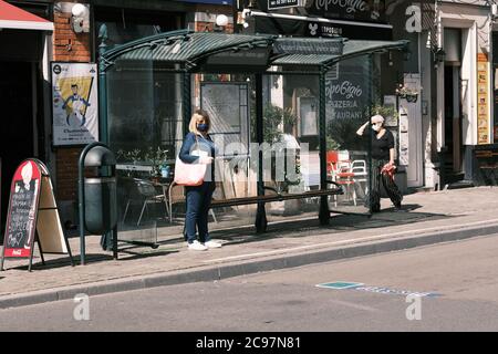 (200729) -- BRUXELLES, 29 luglio 2020 (Xinhua) -- UN passeggero che indossa una maschera facciale è visto ad una fermata dell'autobus a Bruxelles, Belgio, 29 luglio 2020. Il primo ministro belga Sophie Wilmes ha annunciato lunedì nuove misure anti-COVID-19 adottate dal Consiglio di sicurezza nazionale (NSC) per evitare la reintroduzione di un blocco generale nel paese. A partire da luglio 29 e per un minimo di quattro settimane, il numero di persone in una bolla di contatto sociale che attualmente si attesta a 15 sarà ridotto a cinque per ogni famiglia. I bambini sotto i 12 anni non sono inclusi. (Xinhua/Zhang Cheng) Foto Stock