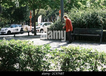 (200729) -- BRUXELLES, 29 luglio 2020 (Xinhua) -- UNA donna che indossa una maschera facciale cammina su una strada a Bruxelles, Belgio, 29 luglio 2020. Il primo ministro belga Sophie Wilmes ha annunciato lunedì nuove misure anti-COVID-19 adottate dal Consiglio di sicurezza nazionale (NSC) per evitare la reintroduzione di un blocco generale nel paese. A partire da luglio 29 e per un minimo di quattro settimane, il numero di persone in una bolla di contatto sociale che attualmente si attesta a 15 sarà ridotto a cinque per ogni famiglia. I bambini sotto i 12 anni non sono inclusi. (Xinhua/Zhang Cheng) Foto Stock