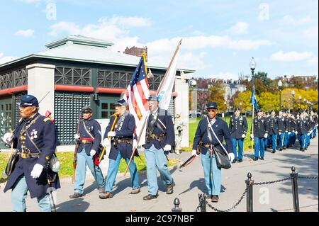 Uomini dei 54th Regiment Reenactor che marciano nella sfilata dei veterani di Boston del 2014. Foto Stock