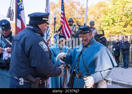 William G. Gross, allora sovrintendente della polizia di Boston, salutò un membro del 54esimo Reggimento della fanteria del Massachusetts. Foto Stock