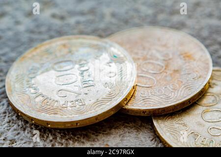 Macro di trecentocinquecento monete di peso colombiane Foto Stock