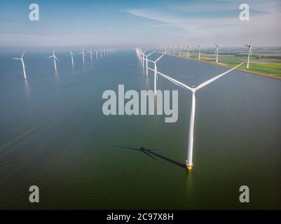 Parco dei Mulini Westermeerdijk Paesi Bassi, turbina eolica con cielo blu nell'oceano, energia verde Foto Stock