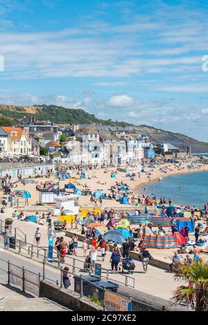 Lyme Regis, Dorset, Regno Unito. 29 luglio 2020. Regno Unito Meteo: La spiaggia presso la località balneare di Lyme Regis è stata piena di persone in cerca di sole e famiglie che si immergeva nel caldo sole di questo pomeriggio. Credit: Celia McMahon/Alamy Live News Foto Stock