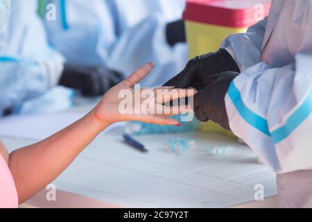 Roma, Italia. 29 luglio 2020. Il personale medico dell'ospedale Spallanzani esegue il test sierologico (Foto di Matteo Nardone/Pacific Press) Credit: Pacific Press Media Production Corp./Alamy Live News Foto Stock