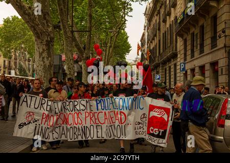 Barcellona/Spagna 05/01/2010 : Parata del Labor Day per le strade di Barcellona. Le organizzazioni del lavoro dell'ala sinistra stanno marciando con le bandiere nella strada. Io Foto Stock