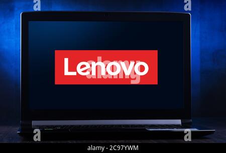 POZNAN, POL - 24 MARZO 2020: Computer portatile con logo di Lenovo, una multinazionale tecnologica con sede a Pechino, Cina Foto Stock