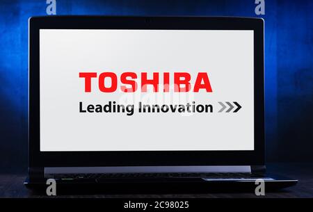 POZNAN, POL - 11 LUGLIO 2020: Computer portatile con logo di Toshiba, un conglomerato multinazionale giapponese con sede a Tokyo Foto Stock