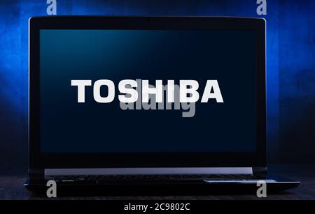 POZNAN, POL - 11 LUGLIO 2020: Computer portatile con logo di Toshiba, un conglomerato multinazionale giapponese con sede a Tokyo Foto Stock