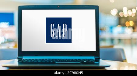 POZNAN, POL - 20 GIU 2020: Computer portatile con il logo di Gap, un rivenditore americano mondiale di abbigliamento e accessori Foto Stock