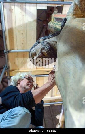 Halberstadt, Germania. 09 luglio 2020. Ekkehard Koch, restauratore di sculture medievali, lavora su un ponteggio sulla figura di Cristo della croce trionfale nella cattedrale. La croce trionfale in legno sul rood screen della chiesa è stata restaurata negli ultimi mesi. La croce del 1220 mostra la scena della crocifissione sul Golgota. Credit: Klaus-Dietmar Gabbert/dpa-Zentralbild/ZB/dpa/Alamy Live News Foto Stock