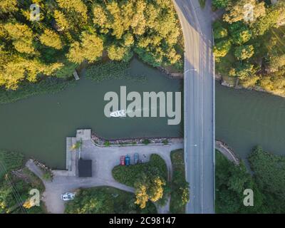 Foto dal drone, ponte sul fiume, barca, natura scandinava, Finlandia, Espoo. Foto di alta qualità Foto Stock