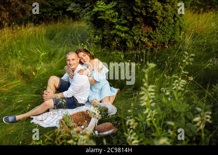 Rilassante coppia bella con un pic-nic Foto Stock