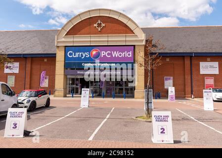 Currys, negozio PC World, negozio a London Road Retail Park, Southend on Sea, Essex, UK, con Carphone Warehouse. Negozio di fronte. COVID-19 fare clic e raccogliere Foto Stock