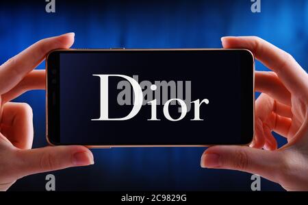 POZNAN, POL - 12 GIU 2020: Smartphone portatile con logo di Dior, un'azienda francese di prodotti di lusso Foto Stock