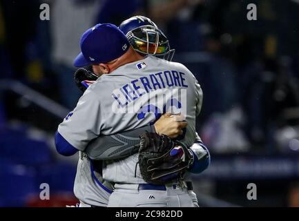 Yasmani Grandal, catcher celebra con Adam Liberatore pither de los dodgers se lleva el salvataggio, durante el partido de beisbol de los Dodgers de Los Angeles contra Padres de San Diego, durante el primer juego de la serie las Ligas Mayores del Beisbol en Monterrey, Messico el 4 de Mayo 2018.(Photo: Luis Gutierrez) Foto Stock