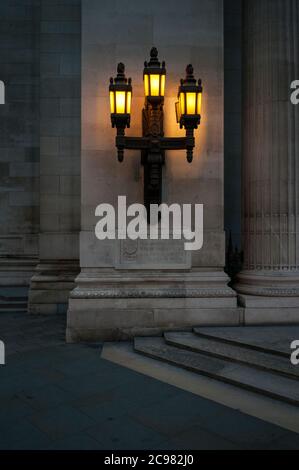 Illuminazione sulla parete esterna della United Grand Lodge of England a Great Queen Street, Londra, Regno Unito, al Dusk Foto Stock