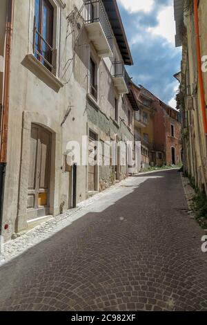 Viuzze con case nella città di Aquila, comune di l'´aquila, Abruzzo, Italia Foto Stock