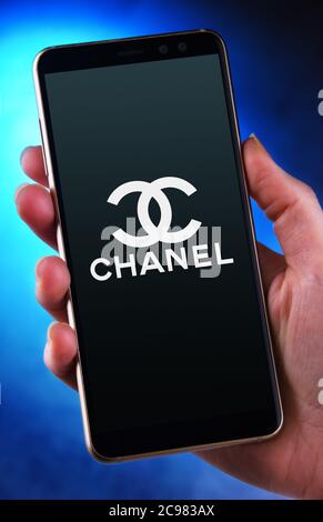POZNAN, POL - GIU 12, 2020: Smartphone portatile che mostra il logo di Chanel, una società di lusso che si concentra sull'alta moda e vestiti pronti, l Foto Stock