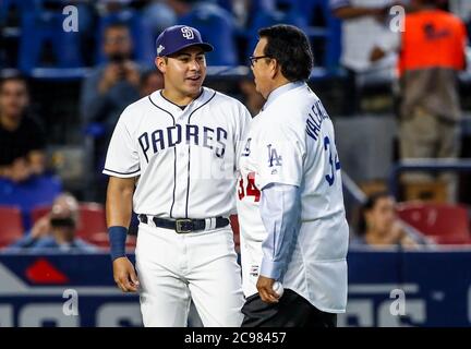 Fernando Valenzuela acompañado de Christian Villanueva, lanza la primera bola para el playball del partido de beisbol de los Dodgers de Los Angeles contra Padres de San Diego, durante el primer juego de la serie las Ligas Mayores del Beisbol en Monterrey, Messico el 4 de Mayo 2018.(Photo: Luis Gutierrez) Foto Stock