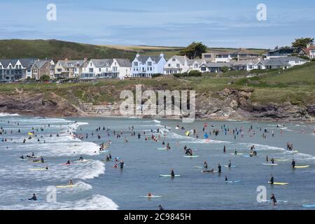 Polzeath, Cornovaglia, Regno Unito. 29 luglio 2020. Regno Unito Meteo. Surfers e vacanzieri hanno imballato nelle acque una spiaggia a Polzeath mentre le temperature cominciano ad aumentare, davanti all'onda di calore prevista alla fine della settimana. Credit Simon Maycock / Alamy Live News. Foto Stock