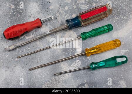 Gruppo di cacciaviti a punta per armadio standard, utensile manuale efficiente ed ergonomico per la rotazione di viti -avvitamento-, primo piano isolato su dorso rustico Foto Stock