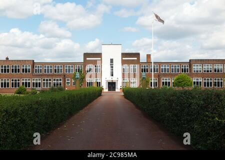 Facciata esterna anteriore della Lady Eleanor Holles School con bandiera di volo. È una scuola indipendente per le ragazze a Hampton, Londra. (119) Foto Stock