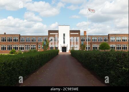 Facciata esterna anteriore della Lady Eleanor Holles School con bandiera di volo. È una scuola indipendente per le ragazze a Hampton, Londra. (119) Foto Stock