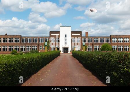 Facciata esterna anteriore della Lady Eleanor Holles School con bandiera di volo. È una scuola indipendente per le ragazze a Hampton, Londra. (119) Foto Stock