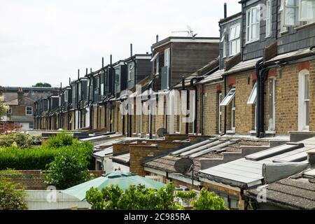 Estensioni del tetto dormer / dormitori / dormitori / tetti dorma estensioni su terrazza casa / case a schiera con retro aggiunte a Twickenham. UK (119) Foto Stock