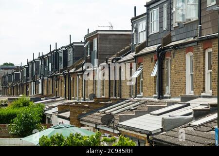 Estensioni del tetto dormer / dormitori / dormitori / tetti dorma estensioni su terrazza casa / case a schiera con retro aggiunte a Twickenham. UK (119) Foto Stock