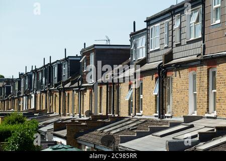 Estensioni del tetto dormer / dormitori / dormitori / tetti dorma estensioni su terrazza casa / case a schiera con retro aggiunte a Twickenham. UK (119) Foto Stock