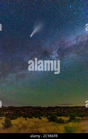 Cometa Neoswise in cielo stellato sopra il deserto, vicino Moab Utah, USA Foto Stock