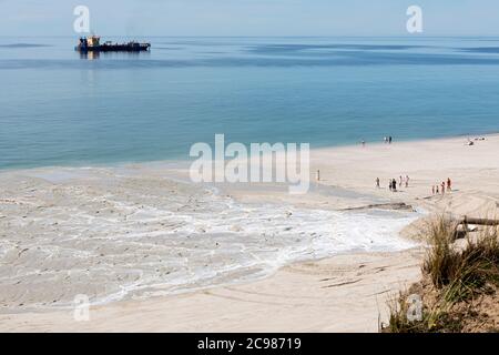 Badestrand, Meer, Düker, Menschen, Saugbaggerschiff Foto Stock