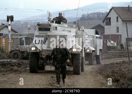 21 marzo 1994 durante la guerra in Bosnia: Appena arrivato, l'Esercito britannico di Sassonia APC del Reggimento del Duca di Wellington all'interno della base britannica a Bila, vicino Vitez. Foto Stock