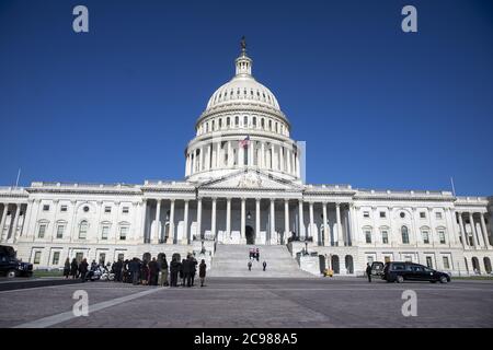 Washington, Stati Uniti. 29 luglio 2020. La guardia d'onore militare porta il cofanetto contenente il corpo del congressista John Lewis, D-GA, al Campidoglio degli Stati Uniti a Washington DC mercoledì 29 luglio 2020. Il corpo del leader dei diritti civili sarà trasferito oggi ad Atlanta e gioverà nello stato al Campidoglio dello Stato della Georgia prima di un funerale privato giovedì. Lewis è stato il rappresentante del 5° distretto congressuale della Georgia per 33 anni. Photo by Tasos Katopodis/UPI Credit: UPI/Alamy Live News Foto Stock