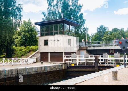 Asikkala, Finlandia - 16 luglio 2020: Canale di Vaaksy tra due grandi laghi Vesijarvi e Paijanne. La porta d'ingresso è aperta per le barche che vanno comunque. Foto Stock