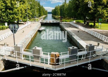 Asikkala, Finlandia - 16 luglio 2020: Canale di Vaaksy tra due grandi laghi Vesijarvi e Paijanne. La porta d'ingresso è aperta per le barche che vanno comunque. Foto Stock