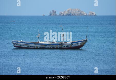 Îles de la Madeleine (il più piccolo parco nazionale del mondo) visto attraverso la baia di Soumbédioune nella penisola di Dakar, Senegal Foto Stock