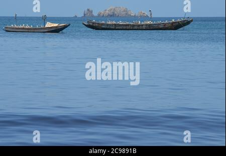 Îles de la Madeleine (il più piccolo parco nazionale del mondo) visto attraverso la baia di Soumbédioune nella penisola di Dakar, Senegal Foto Stock