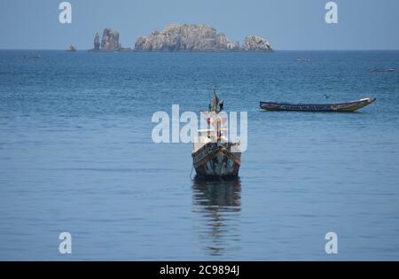 Îles de la Madeleine (il più piccolo parco nazionale del mondo) visto attraverso la baia di Soumbédioune nella penisola di Dakar, Senegal Foto Stock