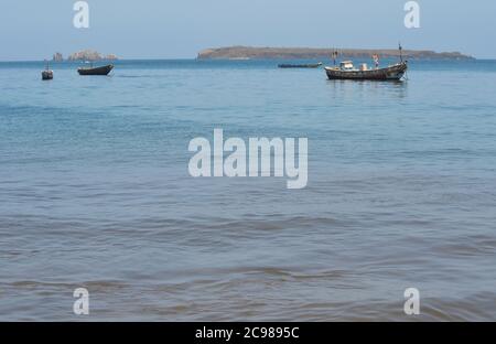 Îles de la Madeleine (il più piccolo parco nazionale del mondo) visto attraverso la baia di Soumbédioune nella penisola di Dakar, Senegal Foto Stock