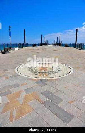 Il suggestivo lungomare del borgo ligure di Alassio Foto Stock