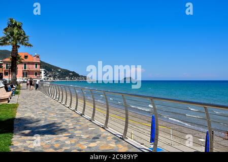 Il suggestivo lungomare del borgo ligure di Alassio Foto Stock