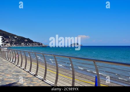 Il suggestivo lungomare del borgo ligure di Alassio Foto Stock