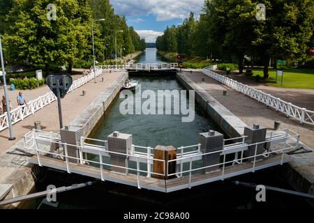 Asikkala, Finlandia - 16 luglio 2020: Canale di Vaaksy tra due grandi laghi Vesijarvi e Paijanne. La porta d'ingresso è aperta per le barche che vanno comunque. Foto Stock