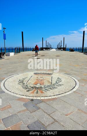 Il suggestivo lungomare del borgo ligure di Alassio Foto Stock