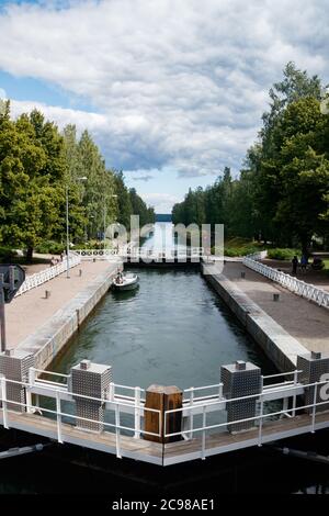Asikkala, Finlandia - 16 luglio 2020: Canale di Vaaksy tra due grandi laghi Vesijarvi e Paijanne. La porta d'ingresso è aperta per le barche che vanno comunque. Foto Stock