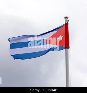 Bandiera nazionale della Repubblica di Cuba a cielo nuvoloso Foto Stock