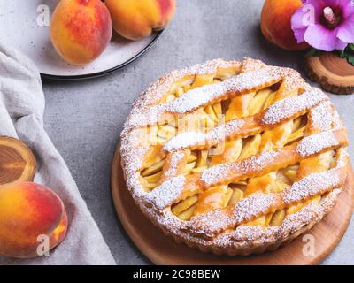 Rustica torta di pesche fatta in casa, primo piano Foto Stock